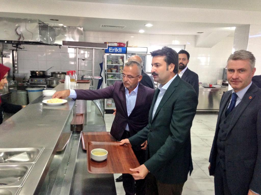 IsmailPARLIK's tweet photo. Ak Parti İnsHakSorGenBşkYrd  @AyhanSeferUSTUN Adalılar Kuruyemiş Çalışan Kardeşlerimizle Yemek Yedi @MuhammetKiratli http://t.co/dt0nQsaA1D