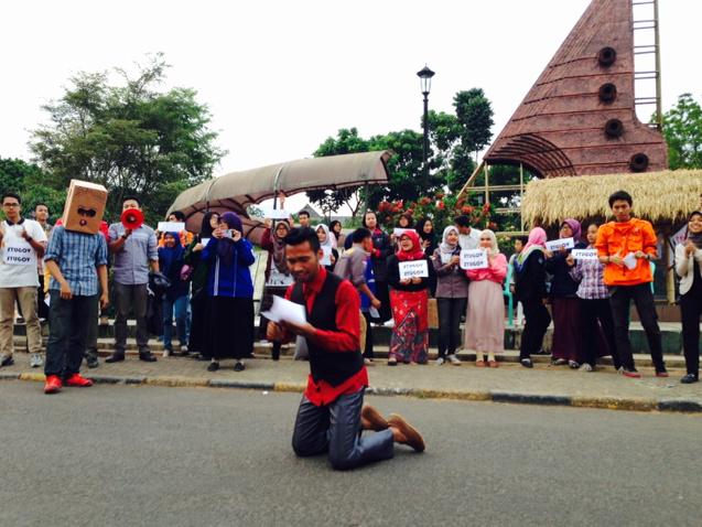 sol_unpad's tweet photo. Puisi Salam Satu Unpad - Oleh: Dziky Mutaaly - AYO PEDULI STUGOV UNPAD-KU #SalamSatuUnpad #PeduliSTUGOV http://t.co/i2ktj7Ry8t