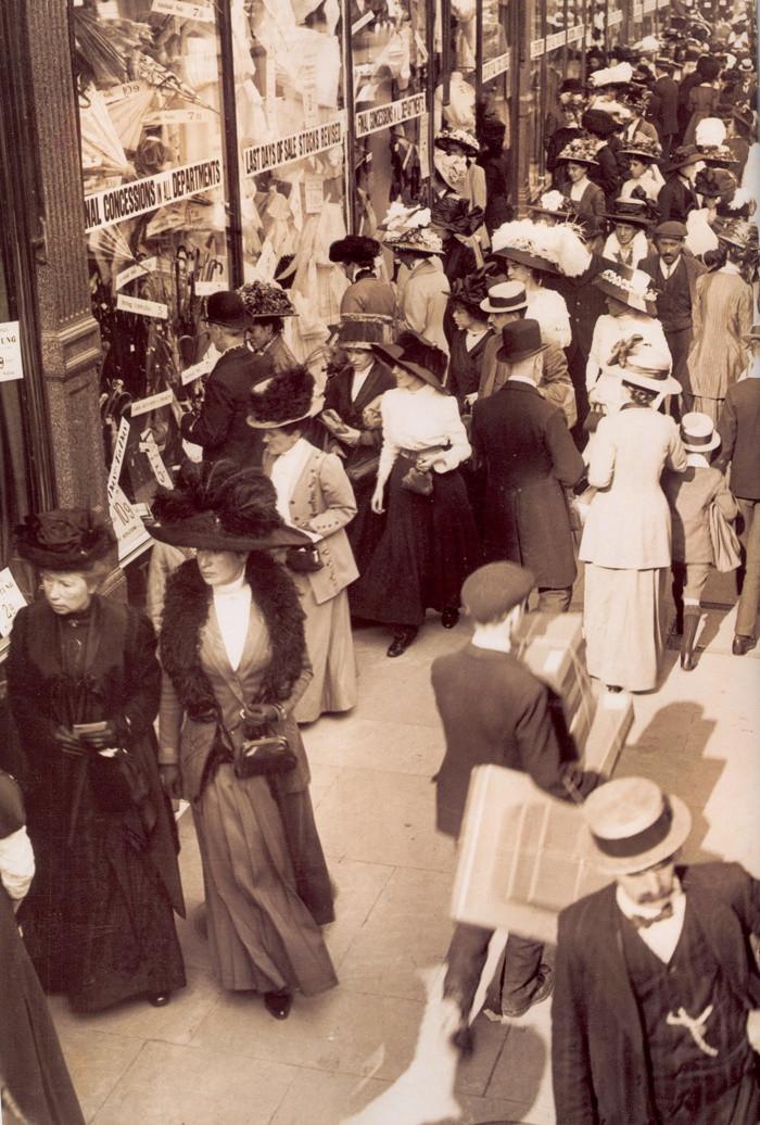 Toplondondayout's tweet photo. Shopping in London, 1908, looks like London has always been popular with shopaholics! #London #ThrowbackThursday #TBT http://t.co/bqFB6VuECO