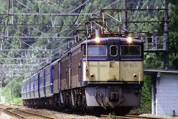 客車が碓氷峠を越える時、本務機のEF62に重連のEF63が補機として連結