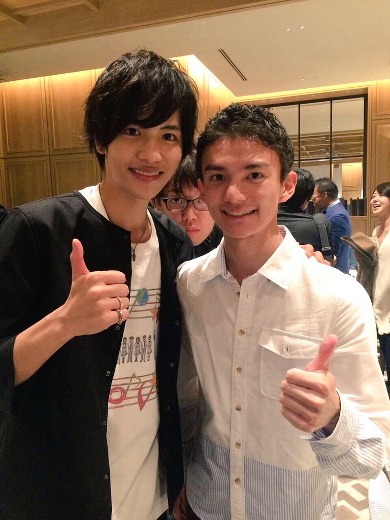 jun_shison0305's tweet photo. 表参道高校合唱部！
打ち上げでのオフショット✨

1枚目：クラスメートの高井くん！
2枚目：クラスメートの女性陣！
3枚目：若き雄司役の千葉くん！feat.スタッフのくっしーさん。笑
4枚目：真琴の妹、真弓役の来夢ちゃん！ http://t.co/8qedWeTNSX