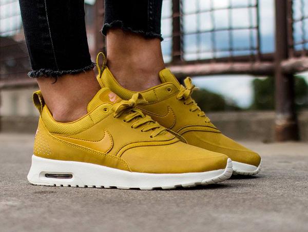 nike couleur moutarde