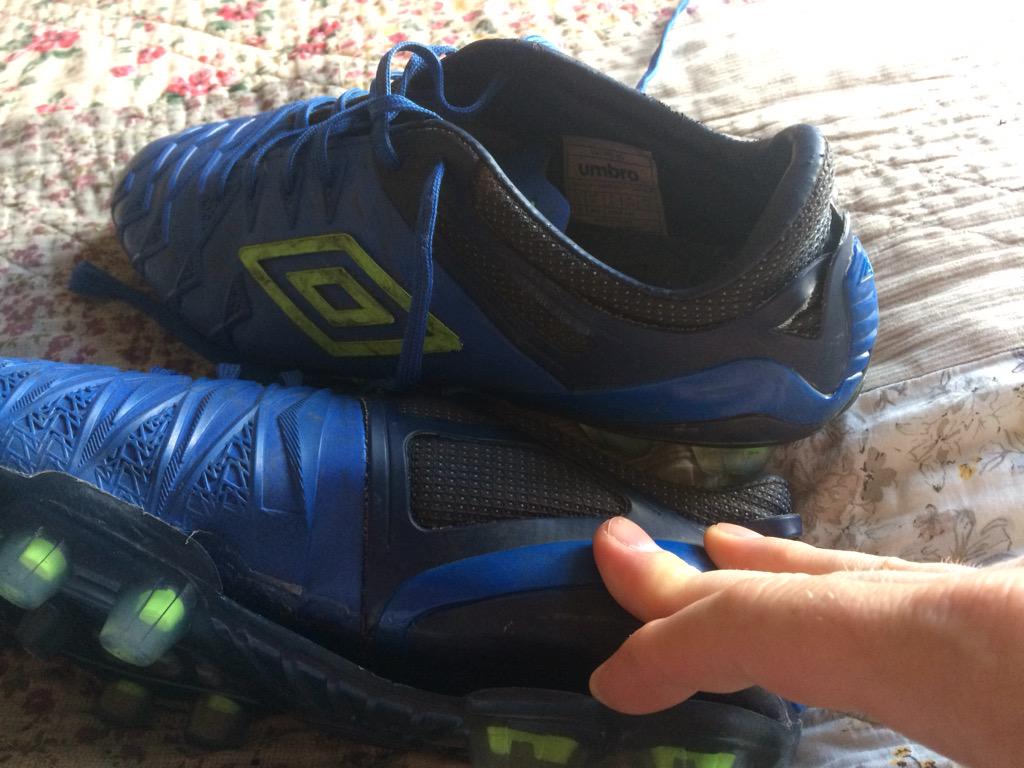 bilcarter2002's tweet photo. @umbro so this replacement pair of ux-1s has done the same as the first pair and split at the sole plate http://t.co/9qQ5z7hmCm