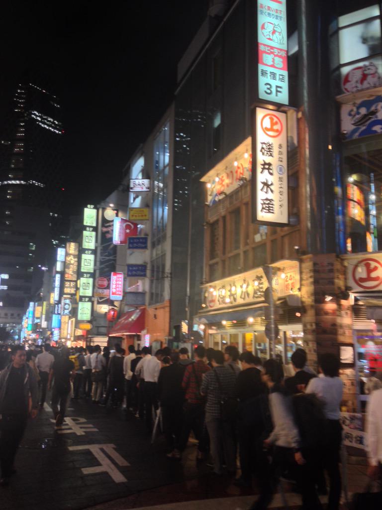 ラーメン三昧 Com これは何の行列でしょう 天下一品 新宿西口店の行列 天一の日 無料券を求めざっと100人くらいの 待ち 他の天一はどうなでしょう Http T Co Utecbrm8a0 ラーメン三昧 Com これは何の行列でしょう 天下一品 新宿西口店の行列 天一の日 無料券を求めざっと100人くらいの 待ち 他の天一はどうなでしょう Http T Co Utecbrm8a0