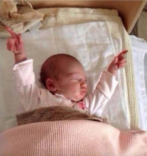 LoMejorDeFB's tweet photo. Cuando te despiertas y te das cuenta de que todavía tienes más horas para dormir. http://t.co/qTXHDJs1eX