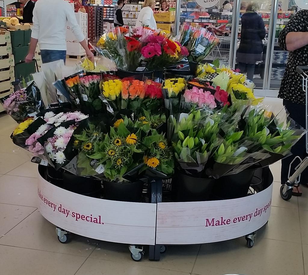 LeonieVella's tweet photo. Off to a good start but bloody busy @lidl_ireland #imInMyElement http://t.co/kkYeyBPxuh