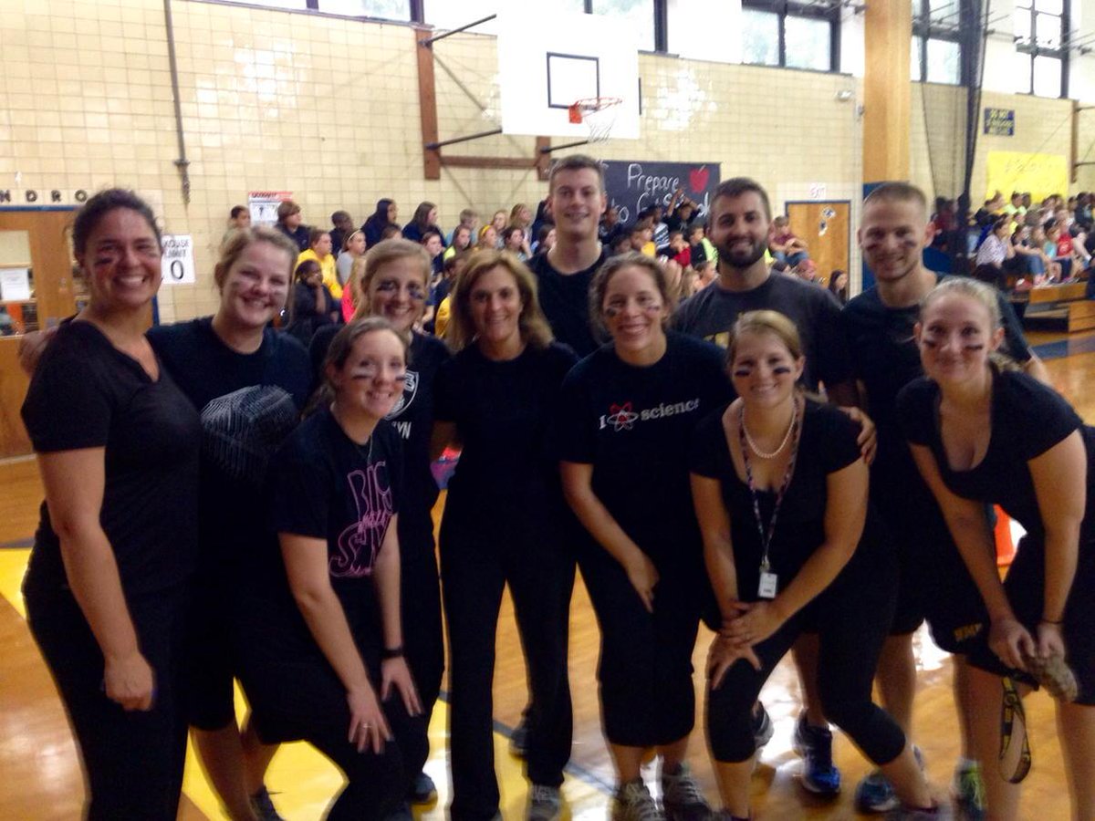 KCMSTrojans's tweet image. Fun times at our Battle for the Banner event! #teacherswin