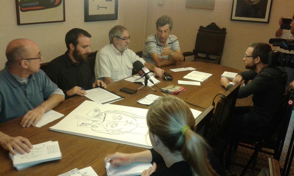 Companys de l'<a href="/OCMCastelldefel/">OCM Castelldefels</a> i <a href="/ocmbcn/">OCM Barcelona</a> agraint a Roda Premsa #PremiMemorial per la Pau Vidal i Llecha.