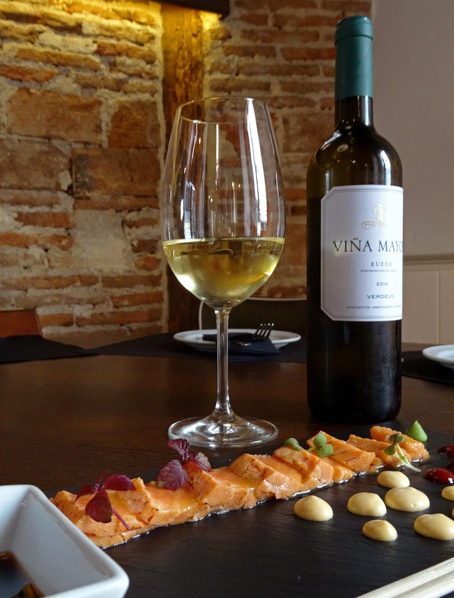 ATENEO_rest's tweet photo. #TATAKI DE SALMÓN
Marcado y marinado en escabeche de cítricos (10 ingredientes), con #verdejo @Vina_Mayor fresquito. http://t.co/tiYzfdEsq0
