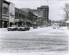 Expect_Clothes's tweet photo. Market Street. Warren,Ohio Courthouse Square. http://t.co/NT6tay9TV5