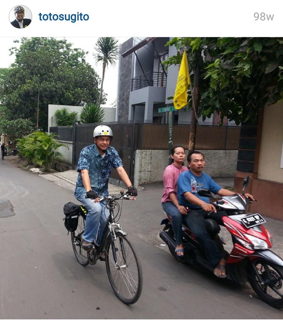 Toto_B2W's tweet photo. Besok Hari Batik Nasional! yuu #Bersepeda #Berbatik : keren, gaya & berbudaya! @B2WIndonesia @ReneCC @KOSKAS_JAKARTA http://t.co/lBsXlVDs6o