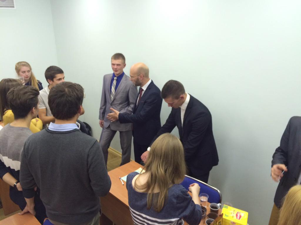 BusIntClub's tweet photo. Кофе-брейк у нас тоже не проходит просто так ! 😜 http://t.co/yL1w8jQign