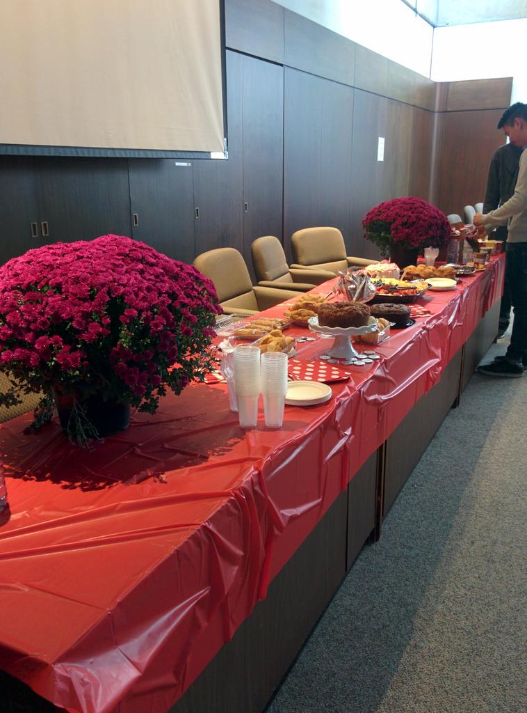 SCOLAPS_YU's tweet photo. We are ready for you! COFFEE CHAT is happening now in the Senate Chamber North Ross 940! #ScolapsRWChat http://t.co/nc0VkpD2vz