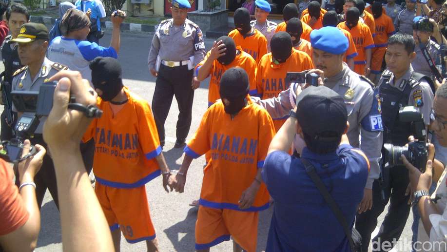 detikcom's tweet photo. Ternyata, Salim Kancil Masih Kerabat Kades Awar-Awar http://t.co/jtF3DOeGQG http://t.co/YTh3THO8QM