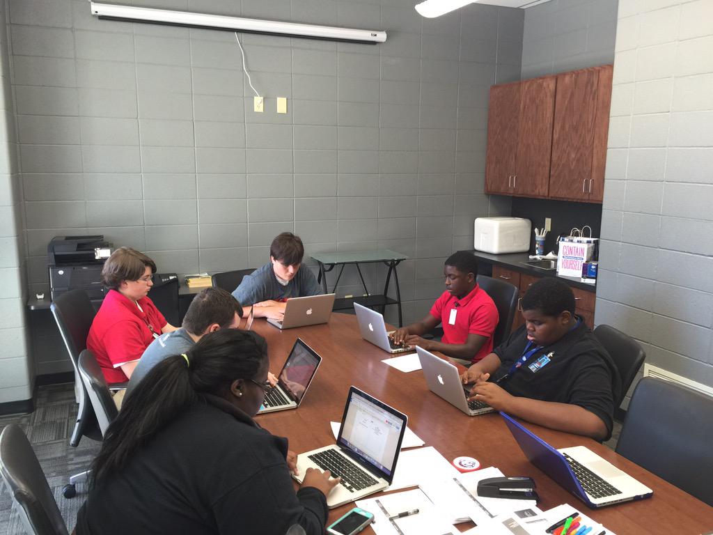 NewTechRuston's tweet photo. Sophomore textual analysis workshop! #annotation http://t.co/WTLkqOw9If