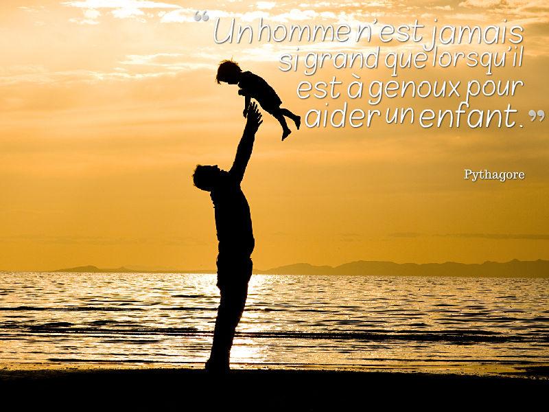 Newelly_Blog's tweet image. "Un homme n'est jamais si grand que lorsqu'il est à genoux pour aider un enfant." - Pythagore