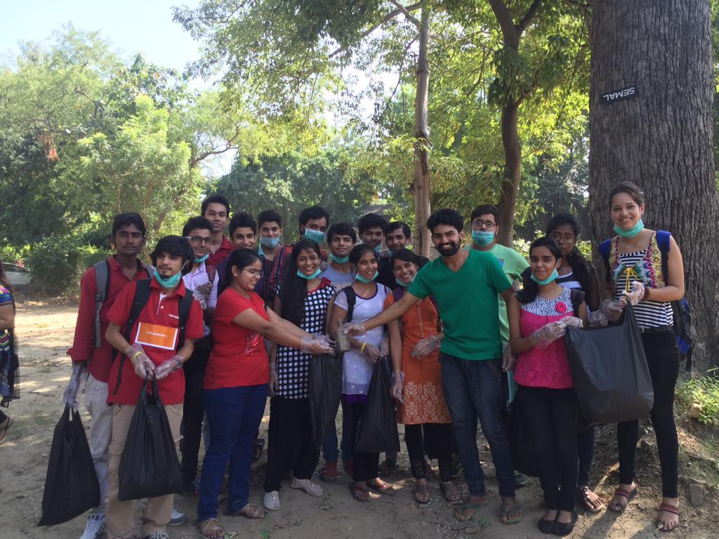 chowsamihq's tweet photo. Hindu College #cleanupdu #cleaningiscool #cleanup @temsutulaimsong @ndtv @TheHindu @927BIGFM @ShashiTharoor @BDUTT http://t.co/tE6lrEebCl