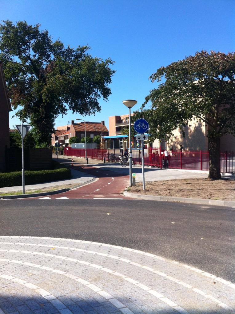 Goed dat <a href="/gemharderwijk/">Gemeente Harderwijk</a> fietsgelegenheid en veiligheid bij rotonde school #Kompas #Harderwijk duurzaam oplost