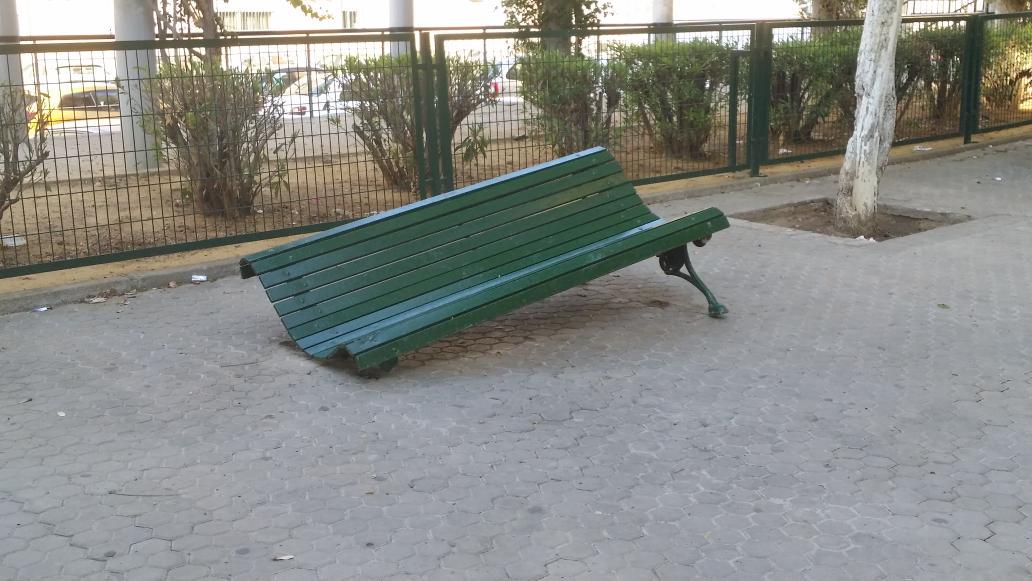 rochelambert6's tweet photo. Banco roto en la Plaza de la Cruz (C/Juan Carvallo) esperando para ser arreglado @Ayto_Sevilla #Rochelambert https://t.co/D4nIS038oB