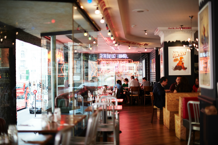 We're hiring line #Chefs for <a href="/JamiesDiner/">Jamie Oliver's Diner</a> in #PiccadillyCircus! Send your CV to restaurantjobs@jamieoliver.com