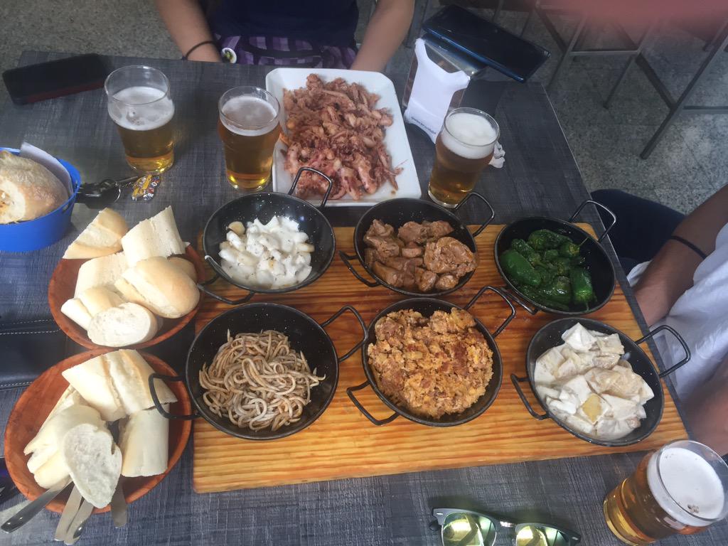 LaGuaridaSA's tweet photo. Hoy hemos salido de La Guarida para irnos de pinchos! #VanDick http://t.co/gY4oLKuyno