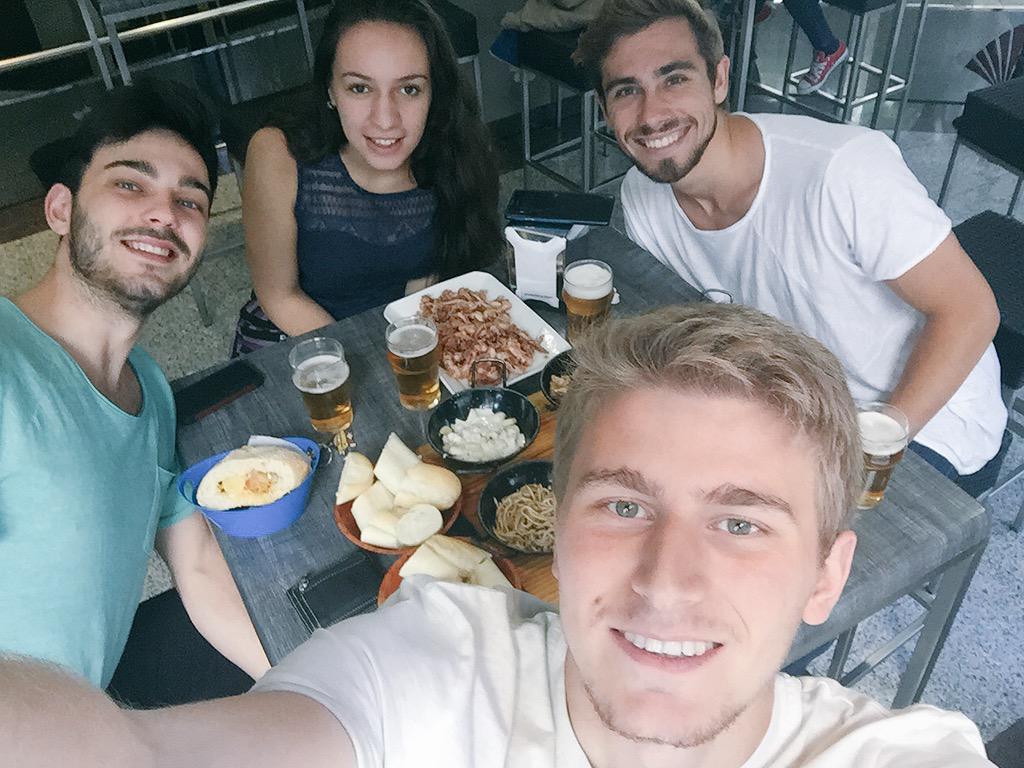 LaGuaridaSA's tweet photo. Hoy hemos salido de La Guarida para irnos de pinchos! #VanDick http://t.co/gY4oLKuyno