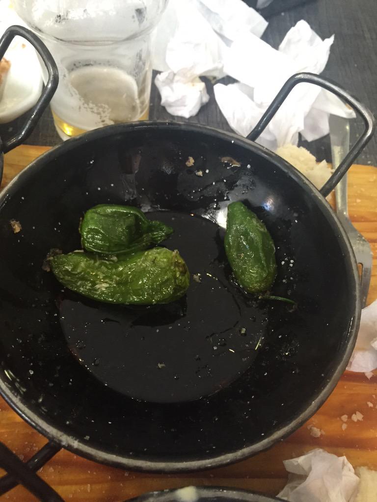 LaGuaridaSA's tweet photo. Pimientos del padrón... Unos pican y otros no. De hecho @aitorhsan y @carlos95ht ya han llorado por ellos http://t.co/dLMYpLcSsW