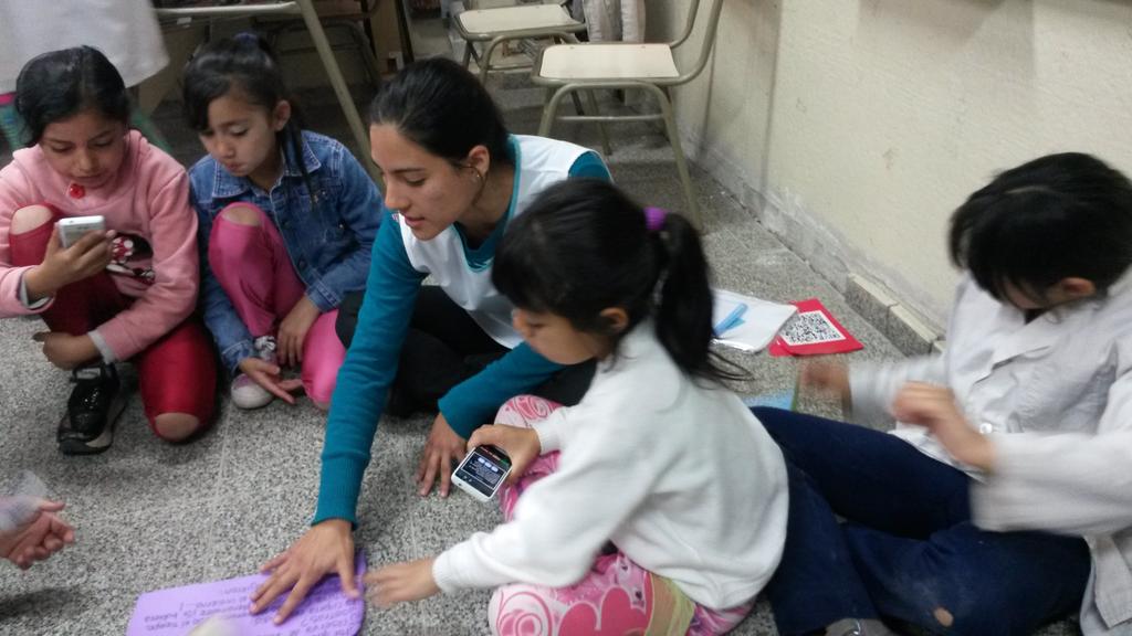 Kari_boca's tweet photo. Practicants q se animan a los dispositivos moviles!EXITOS FUTURA PROFESIONAL @CCRTIC @MiriamBrandolin #DIMEPP #DIMECF http://t.co/9e84qNA2Ts