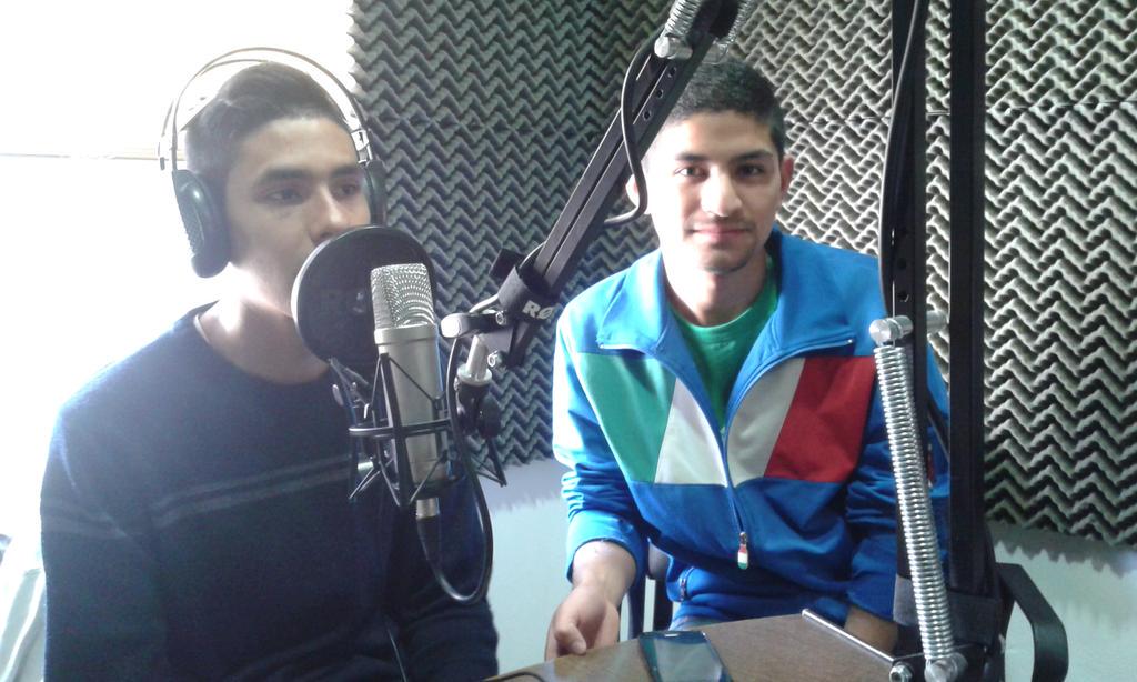 VICTORIAFM923's tweet photo. #CadaDia923 #SomosOneWord @pastoralegomez @oneworld1010 Quique y Abram alumnos del Seminario Casa Bíblica http://t.co/XUL8TL7PyE