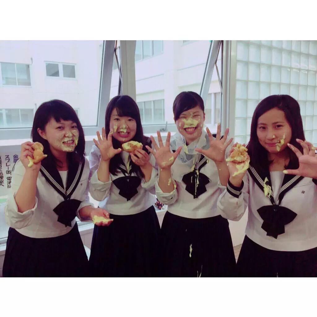 Ss_sab_rina's tweet photo. 最近のJKってシュークリームの食べ方知らないの？ http://t.co/XlItnQlbCc