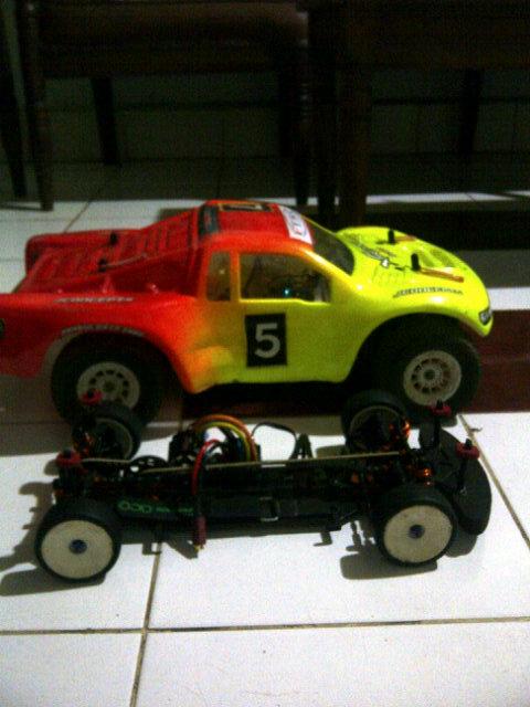 adeSandyy's tweet photo. Terwujud jg mimpi datengin 2 kit ini di tahun 2015 . Shortcourse Team C TS4 dan onroad touring 1:10 Xray T4'14. http://t.co/4lpgzbbFm2
