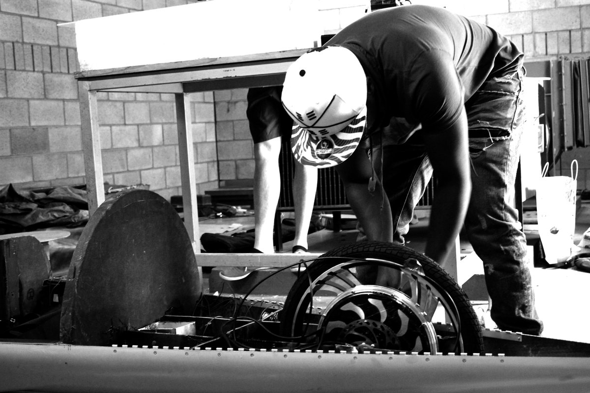 teamendeavour_'s tweet photo. Hard at work applying the final touches to the vehicle of the future. #TeamEndeavour #ShellEcoMarathon #WDTF http://t.co/J7VCRHWV8i