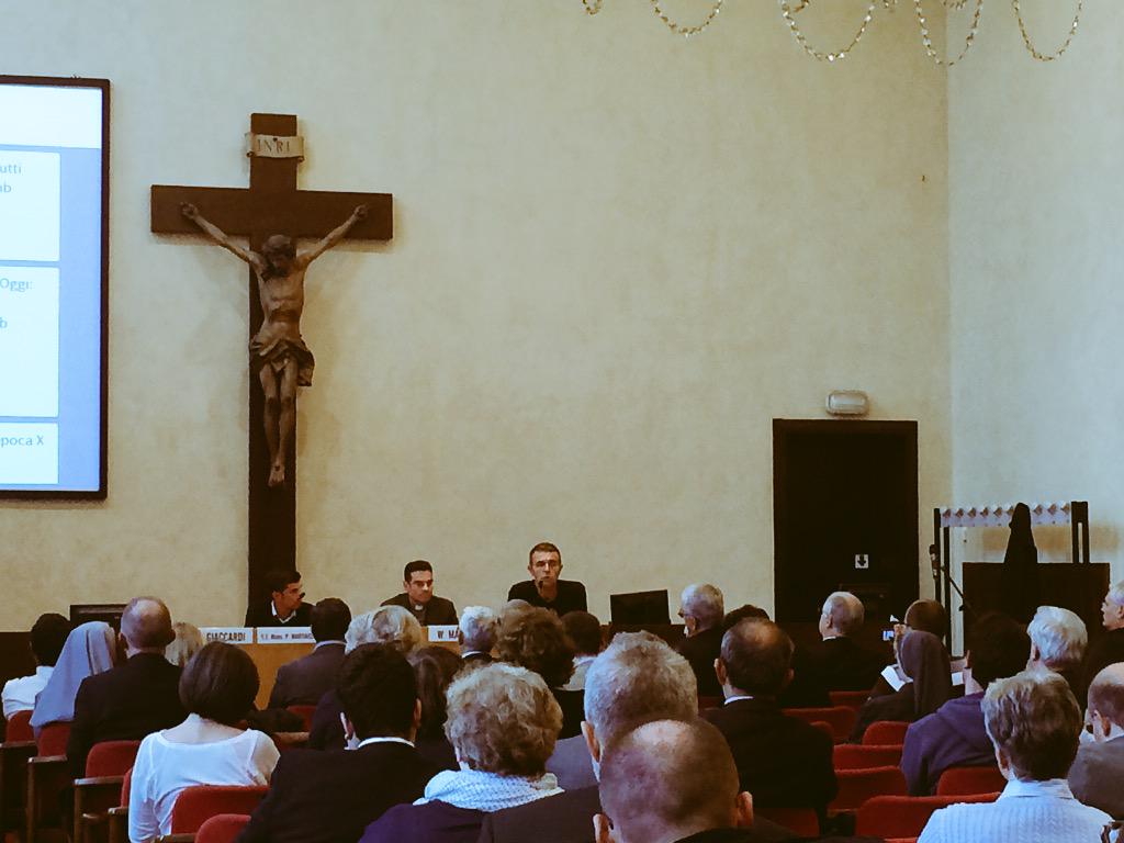 AndreaMichieli's tweet photo. @jacopotondelli presenta @stati_generali a #Firenze2015Lab @Firenze_2015
http://t.co/oxyL6tyVOJ http://t.co/MsBtEyLebl