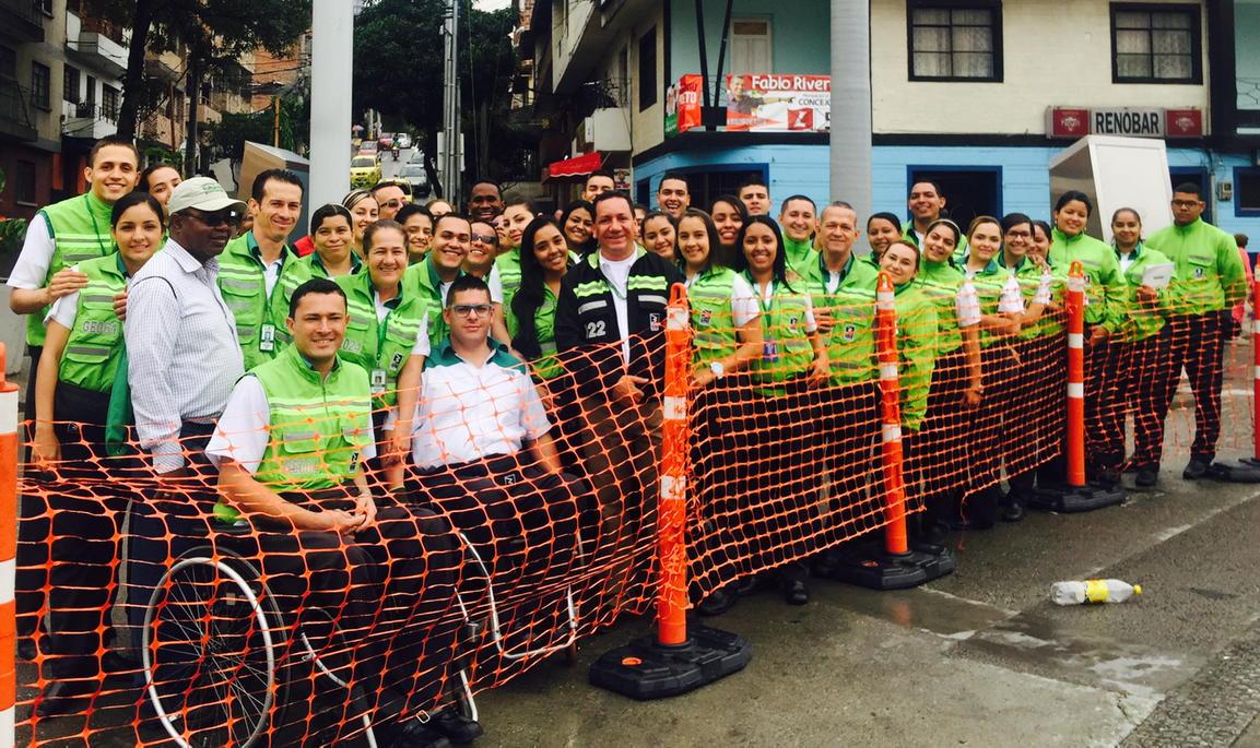 eskole's tweet photo. Jairo y sus guias @metrodemedellin en el corredor del #TranviadeAyacucho http://t.co/LREuEEbc5m