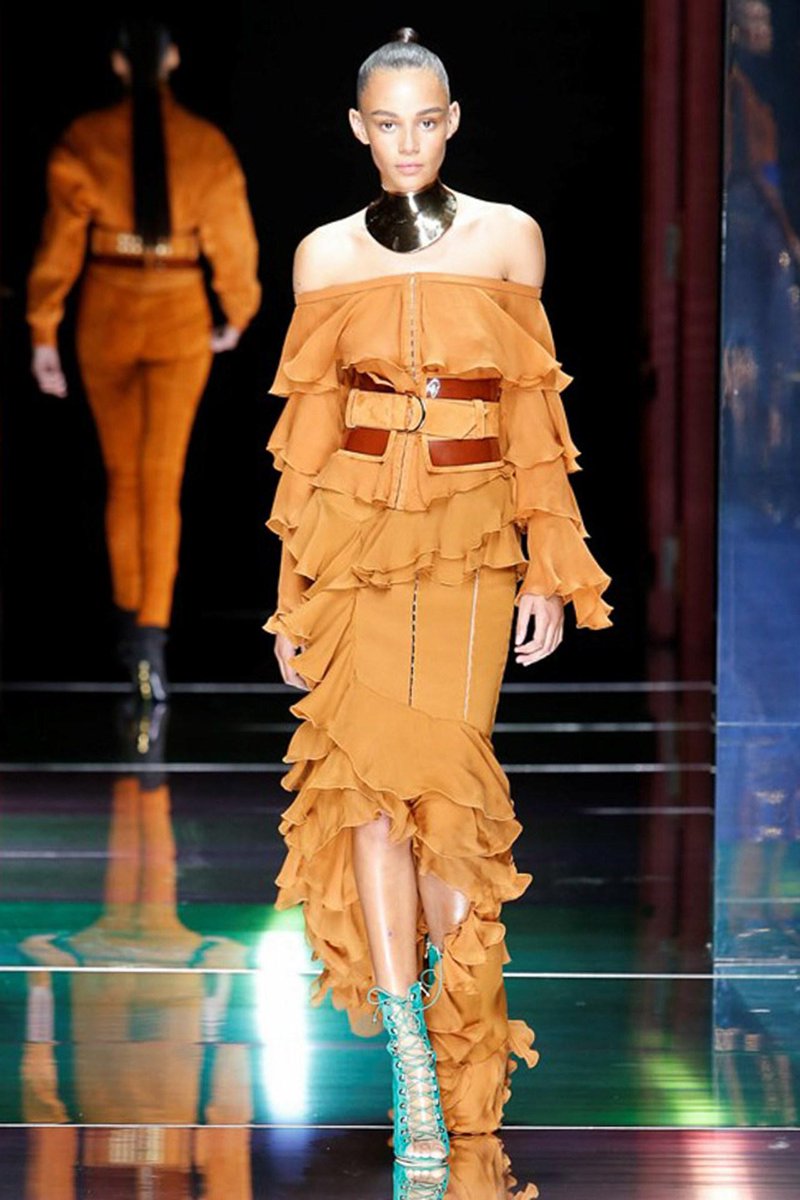 BritishVogue's tweet image. Orange is the colour @Balmain #pfw - vogue.uk/3yfrGa