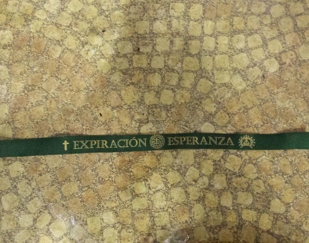costaldcristian's tweet photo. Ya a la venta las nuevas pulseras de la Esperanza Coronada. @expiraesperanza @barriomarinero @SanlucarDigital http://t.co/Py2AMq9LHb