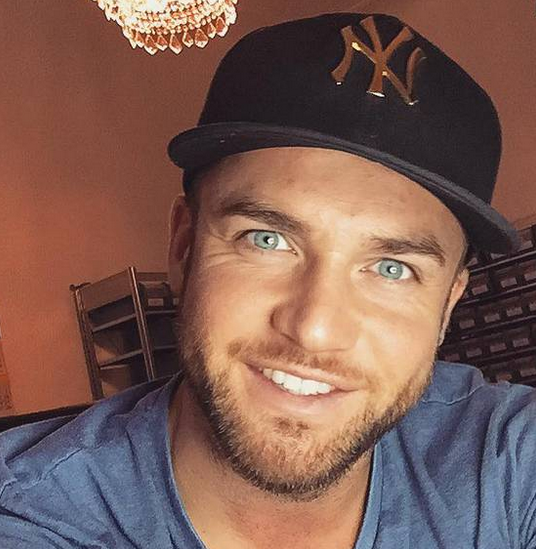 VideoSnacks_DE's tweet photo. #Bachelorette Candystorm für #PhilippStehler - Der Ex-Kandidat schmust mit Hündchen http://t.co/G2gRxaiCHm http://t.co/WPRT45kchK