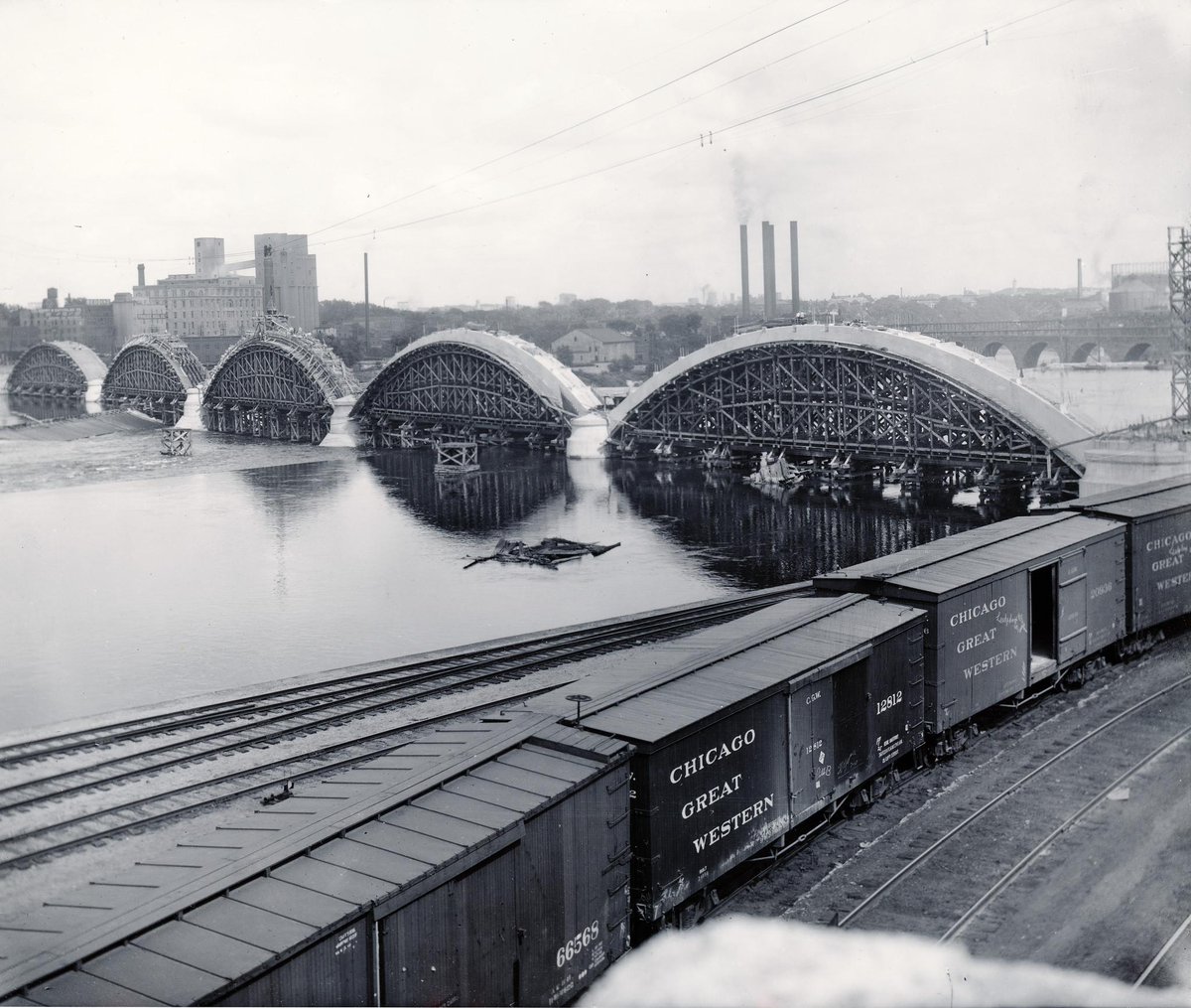 CityMinneapolis's tweet image. #ThrowbackThursday to 1915 when the 3rd Avenue Bridge was under construction. flickr.com/photos/mplsarc…