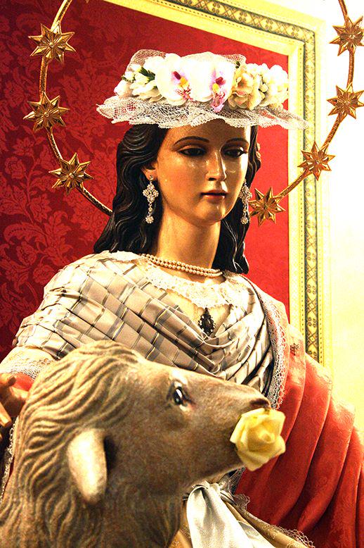 Comienza octubre y nos postramos ante su mirada. En este mes, celebraremos por primera vez Solemne Triduo en su honor