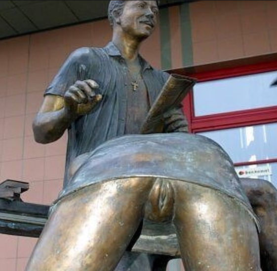 gogolnikola's tweet image. опасная у них #работа, может и не зря памятники? "Полиция спасла двух «девушек по вызову» от угрожавшего им клиента"