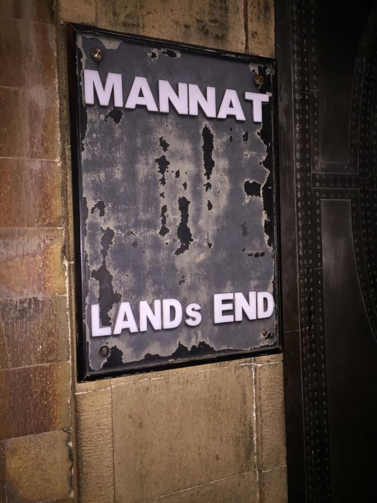 nikkiniks03's tweet photo. @iamsrk hope to meet you soon 🔜 #SRK #love #mannat #SrkHouse #LandsEnd http://t.co/uwXW5bdPha