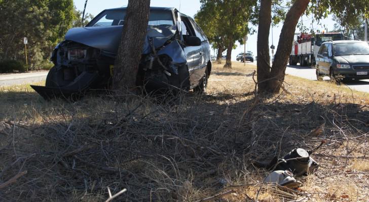 Bēnes pagastā traģiska autoavārija; bojā gājis jaunietis regionos.lv/dobele/policij…