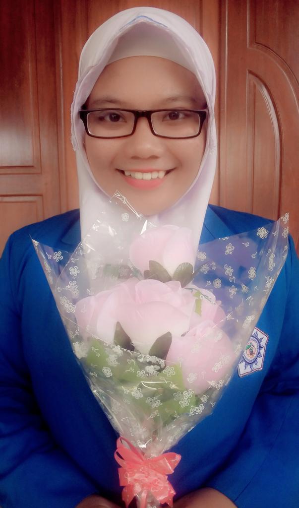 ipakgemasih's tweet photo. Alhamdulillah yaAllah akhirnya dapet gelar Amd.Keb 😂 http://t.co/VTsU7tyrOl