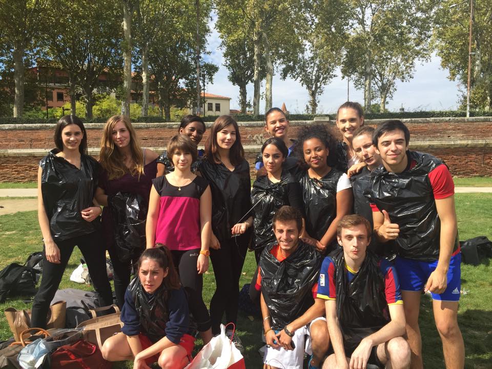 RChagnat's tweet photo. Sac poubelle is the new chic #BTSCIcrew #Journéedintégration http://t.co/HTNAtpVbGO