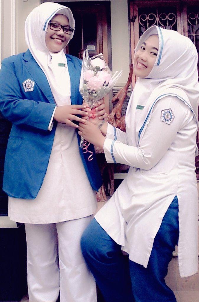 ipakgemasih's tweet photo. Alhamdulillah yaAllah akhirnya dapet gelar Amd.Keb 😂 http://t.co/VTsU7tyrOl