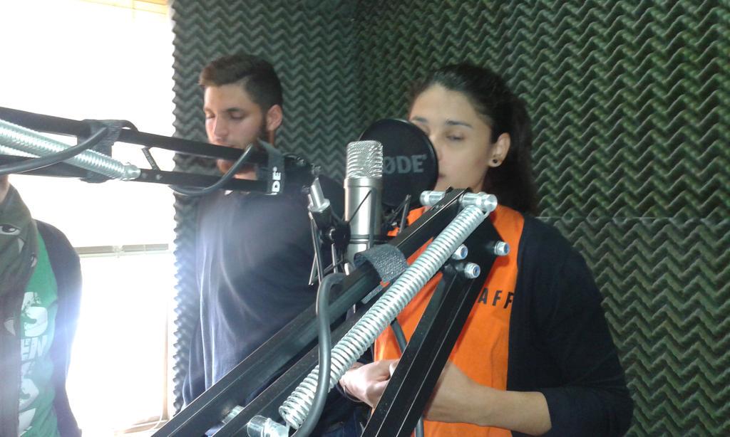 VICTORIAFM923's tweet photo. #CadaDia923 #SomosOneWord @pastoralegomez @oneworld1010 Lucas Daniela Julian y Ruth alumnos Seminario Casa Bíblica http://t.co/verdbhXhOY