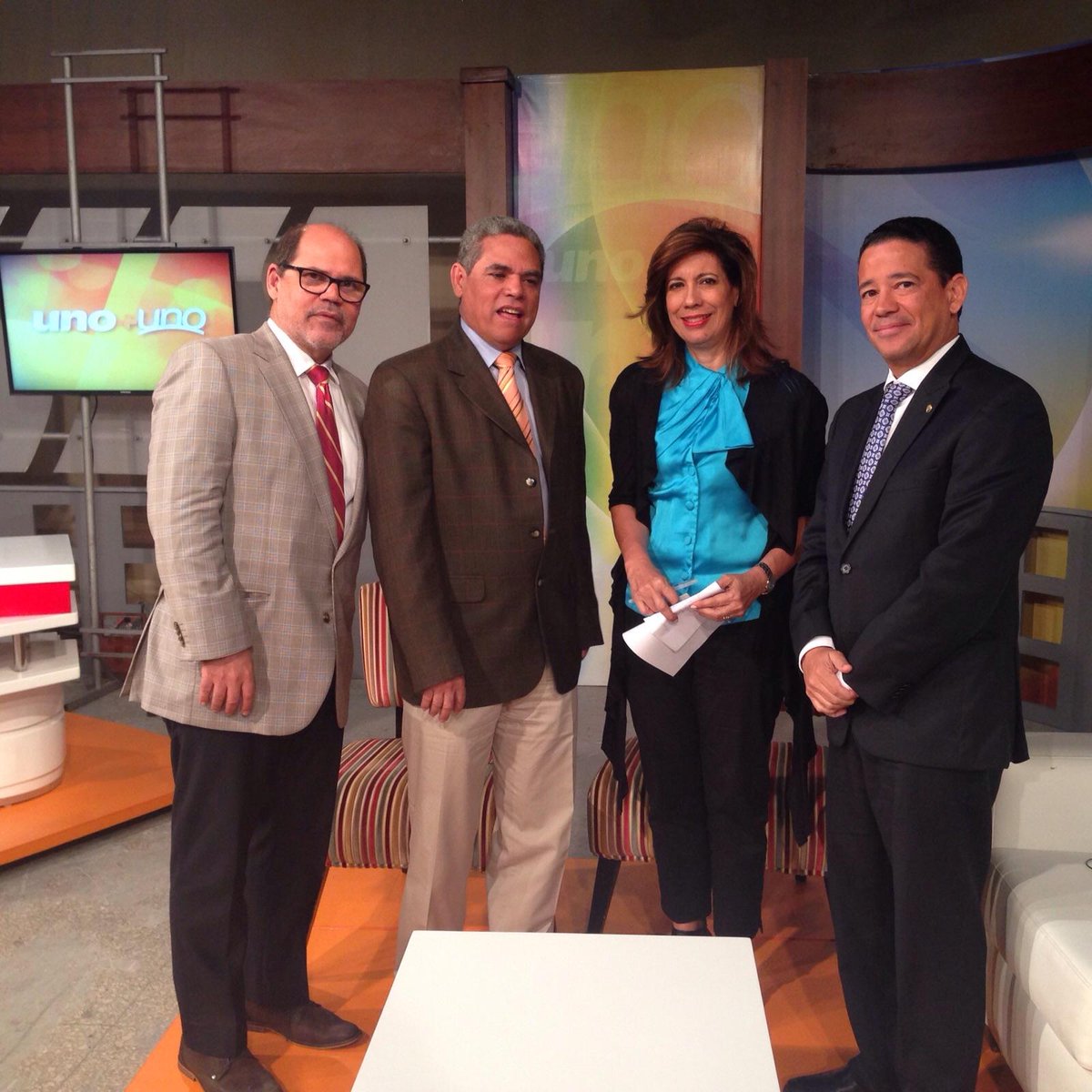 Foromicrord's tweet photo. Directivos de @Foromicrord antes de entrar a la entrevista de #Uno+uno, en @TeleAntillas2  #microfinanzas. http://t.co/MQm0qcZ0R2