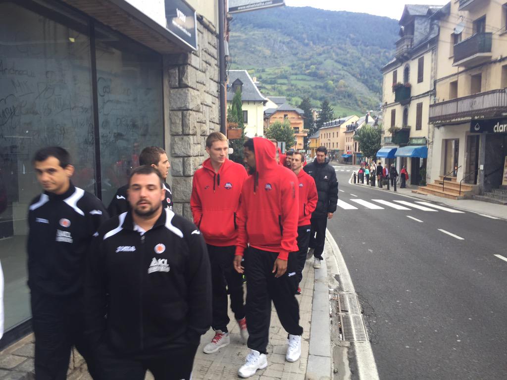 BasquetManresa's tweet photo. Passeig per Vielha abans d'anar cap al Palai d'Espòrts. A les 20:00, partit vs @CDBILBAOBASKET #SOMHIManresa http://t.co/D10sfMihgJ