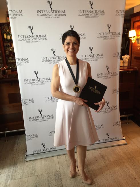 jornalhoje's tweet photo. A Sandra está de volta! Ela trouxe a medalha de finalista do #JornalHoje ao prêmio Emmy Internacional de Jornalismo. http://t.co/YNp8JggKqU