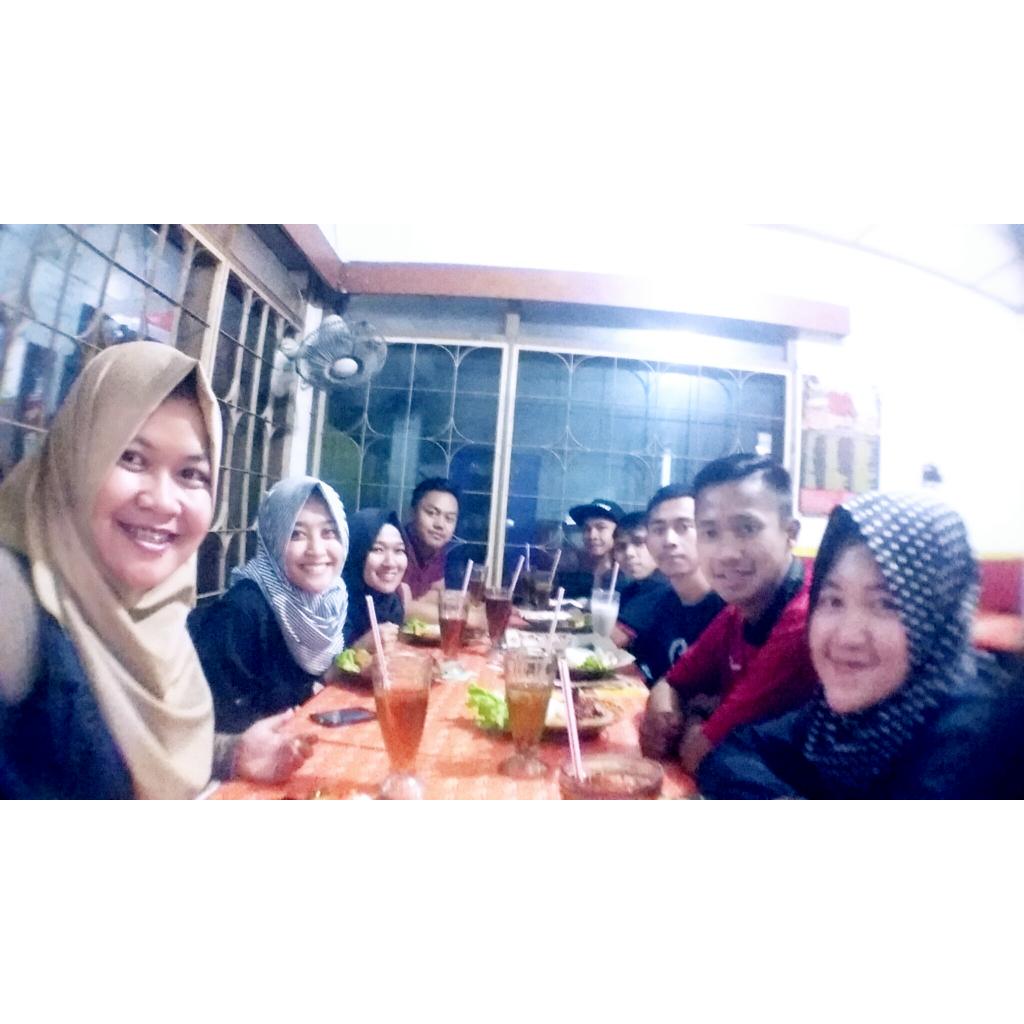 KMM_UPI's tweet photo. Beres rpat,pngrs mkan dlu ya kan gada slhnya buat mmprerat tali slatrhmi jg hehe.Kapan2 kalian jg hrs ikt yaa😊 #Happy http://t.co/NUAMcomYgO